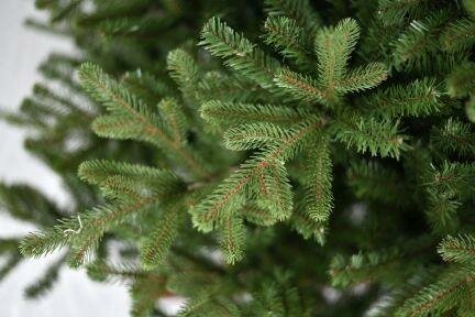 Our Nordic Christmas Vermont - Kunstkerstboom - 183 cm - Houten voet - Mix Pe met PVC