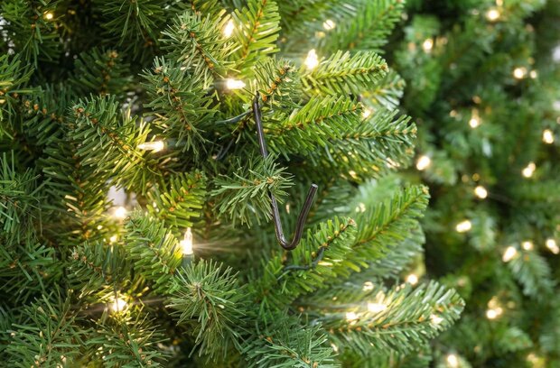 National Tree Company Akron - Kunstkerstboom - 183 cm - 300 warm witte Leds - Close-Up